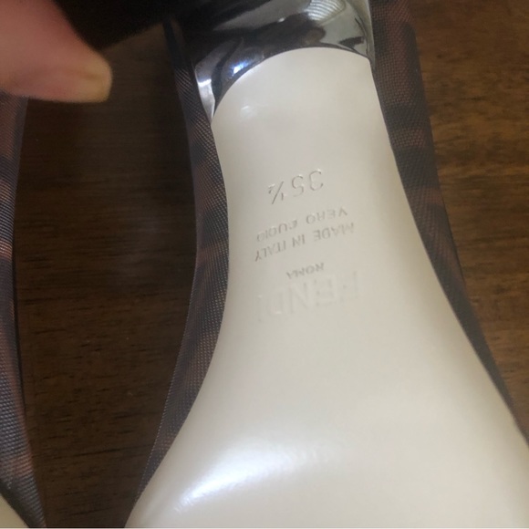 NIB $850 Fendi Colibri Logo Pointed Toe Pump in size 5 US / 35.5 EU! - Picture 8 of 11